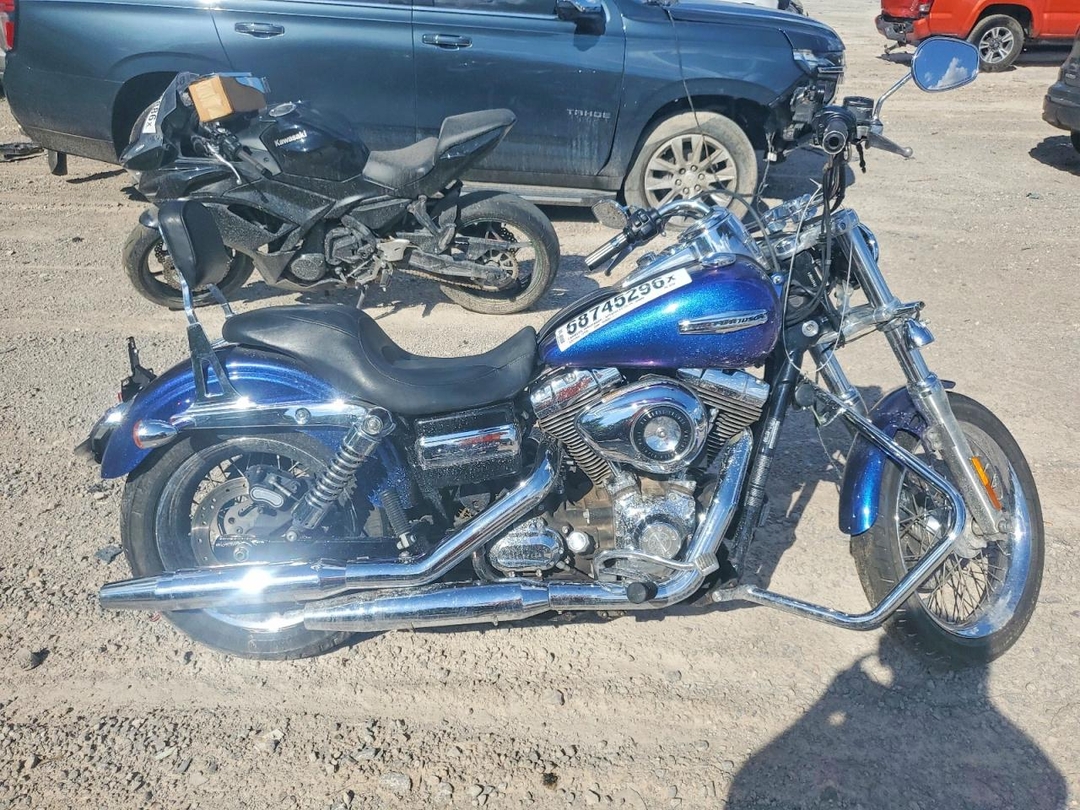 Vue de 2010 HARLEY-DAVIDSON FXDC, angle 1