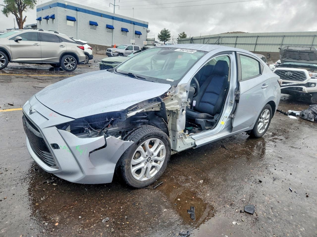 Вид 2017 TOYOTA YARIS IA BASE, угол 1