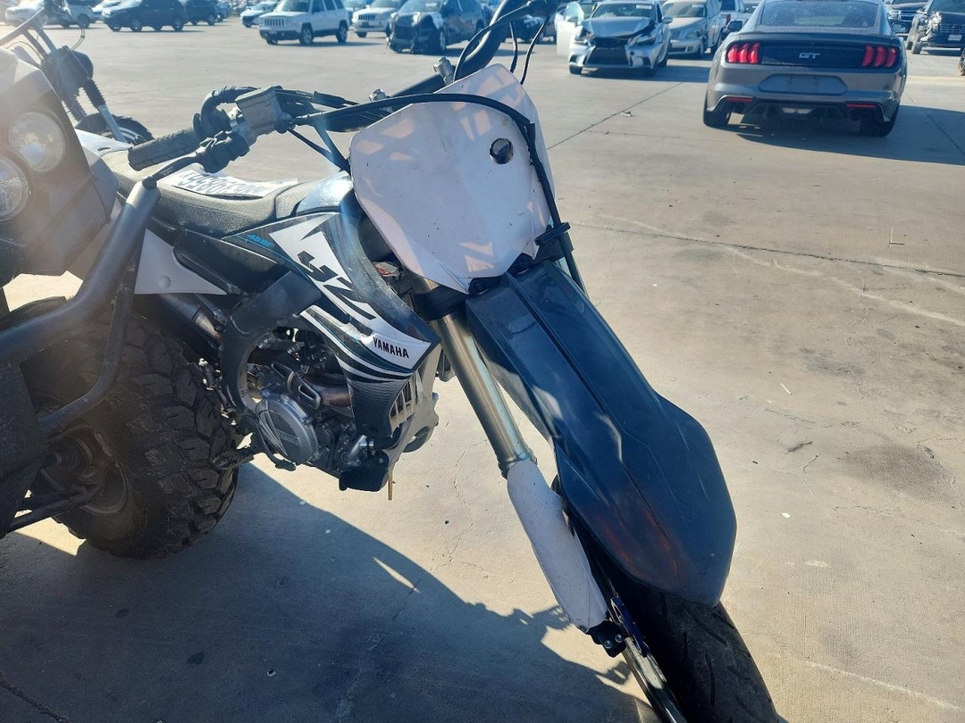 منظر 2020 YAMAHA YZ450 F DIRT BIKE، زاوية 1