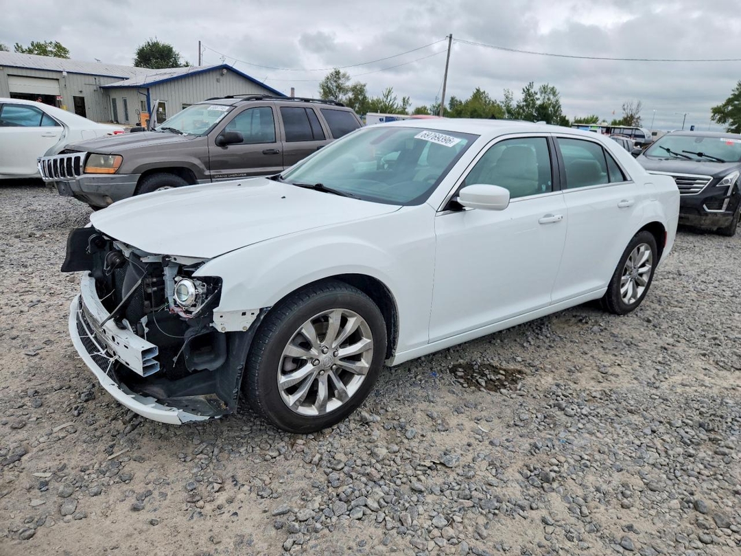 Vue de 2017 CHRYSLER 300 LIMITED, angle 1