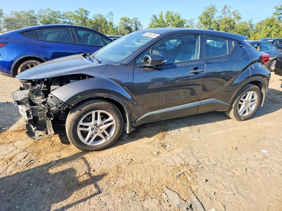 Vista de 2021 TOYOTA C-HR LE, ángulo 1