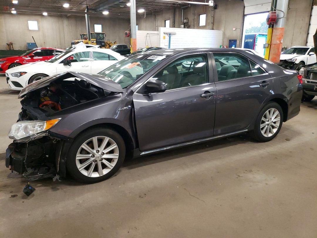 Вид 2014 TOYOTA CAMRY HYBRID XLE, угол 1