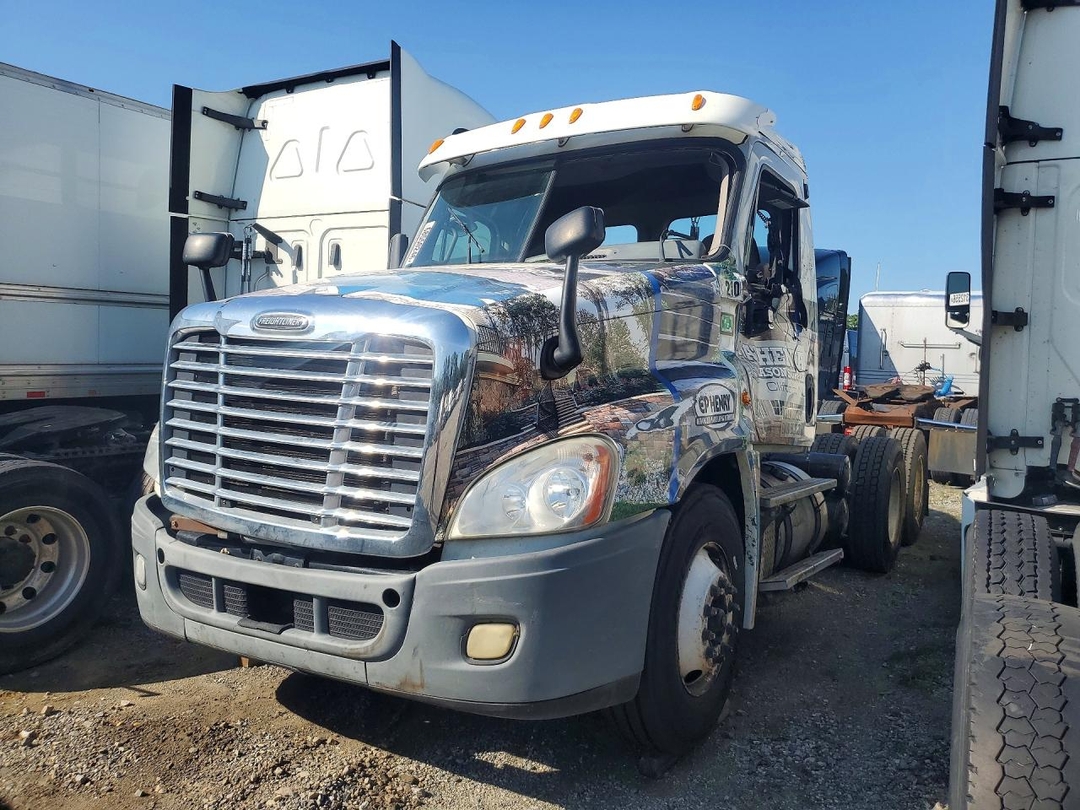 Вид 2014 FREIGHTLINER CASCADIA SEMI TRUCK, угол 1