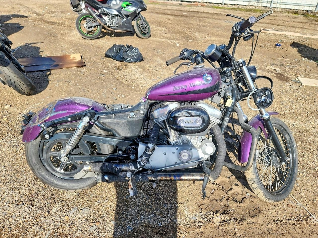 Vue de 2005 HARLEY-DAVIDSON XL883 C, angle 1