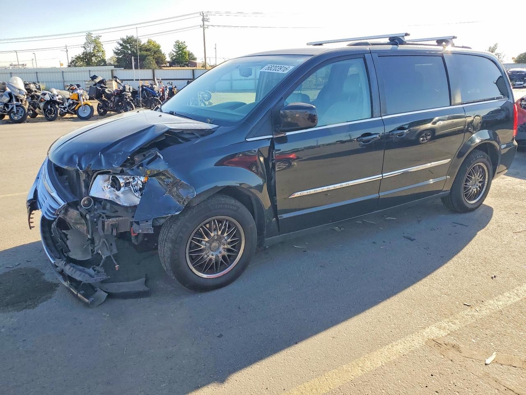 منظر 2013 CHRYSLER TOWN &amp; COUNTRY TOURING، زاوية 1