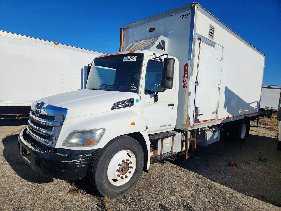 منظر 2017 HINO 338 REFRIGERATED BOX TRUCK، زاوية 1