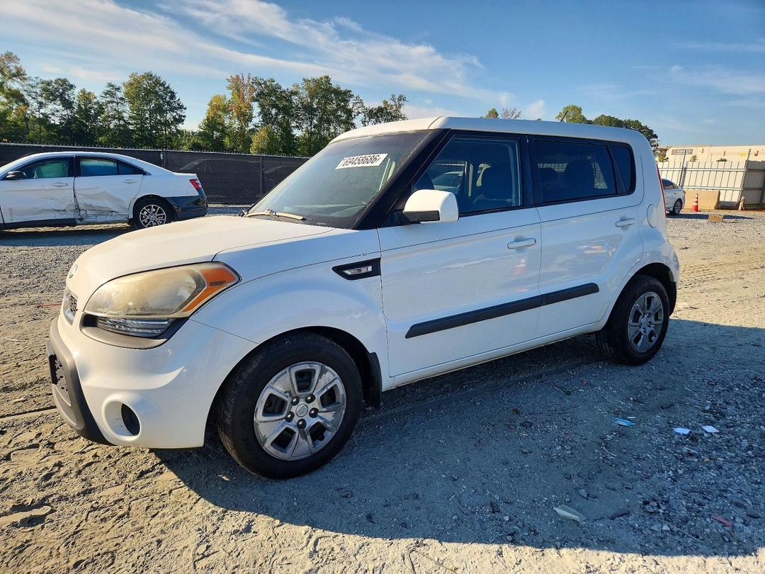 Vue de 2013 KIA SOUL BASE, angle 1