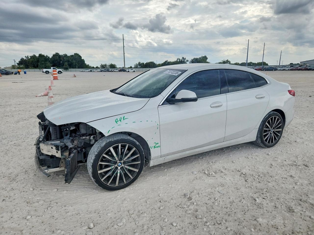 Vue de 2020 BMW 228XI, angle 1