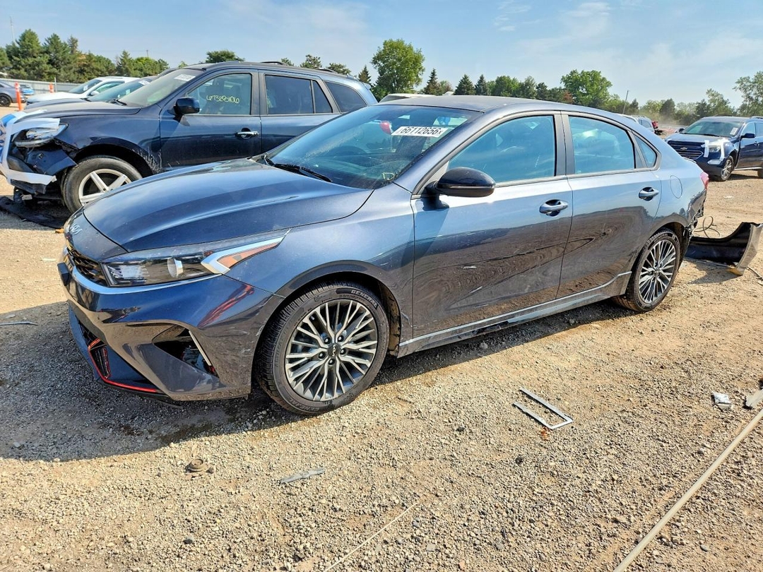 منظر 2023 KIA FORTE GT LINE، زاوية 1