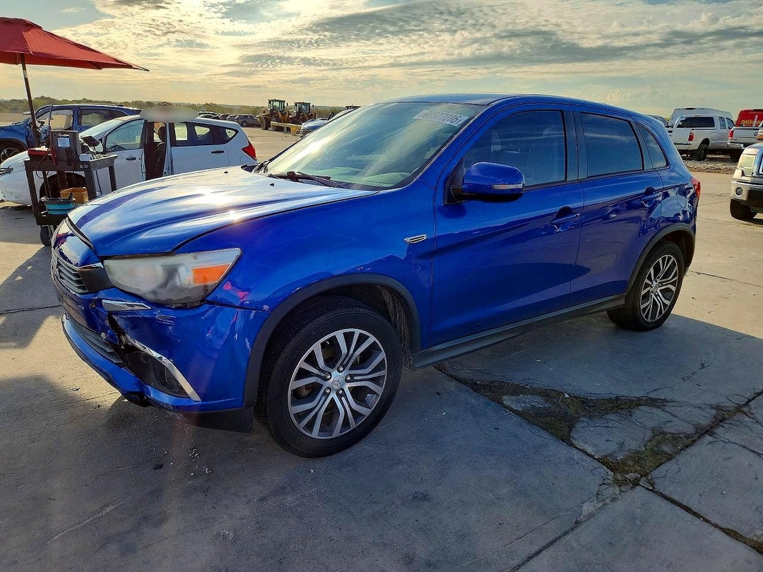 Vue de 2017 MITSUBISHI OUTLANDER SPORT ES, angle 1