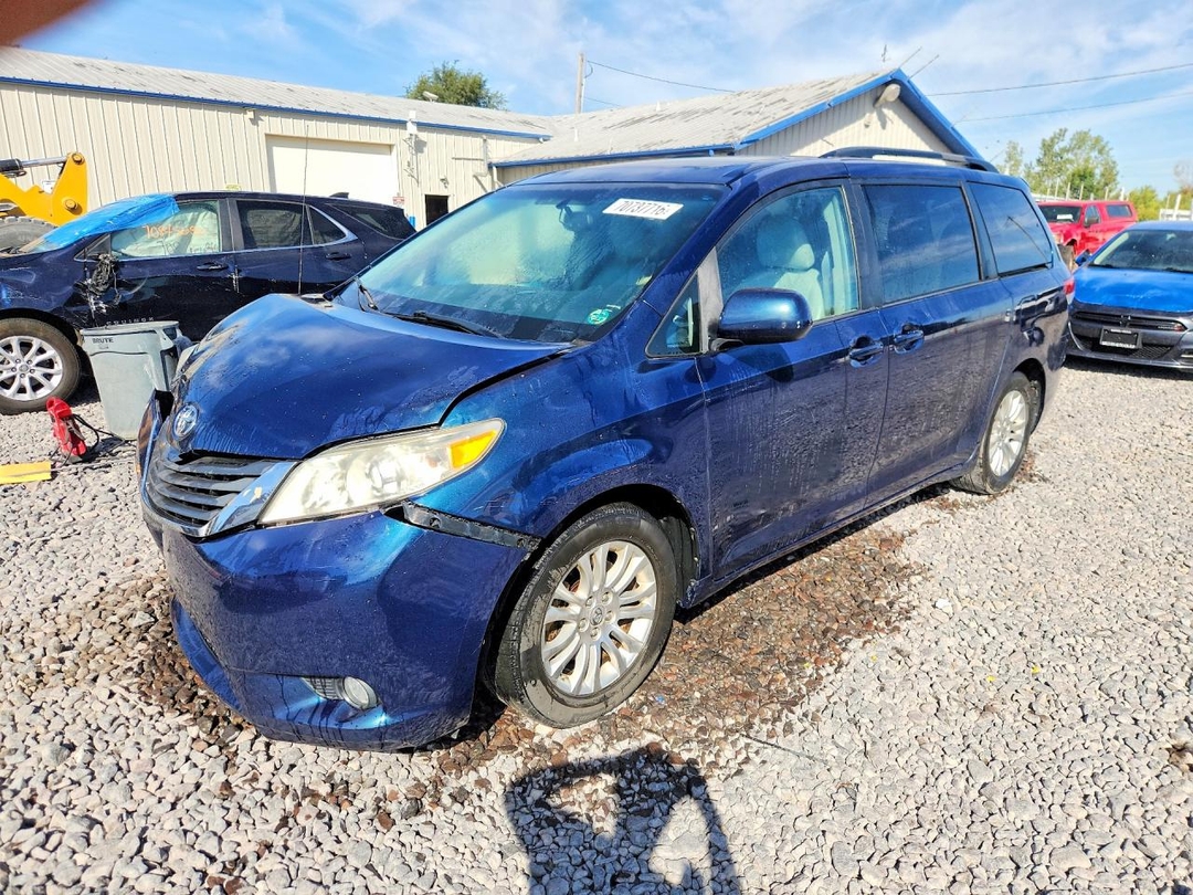 Вид 2011 TOYOTA SIENNA XLE 8-PASSENGER, угол 1