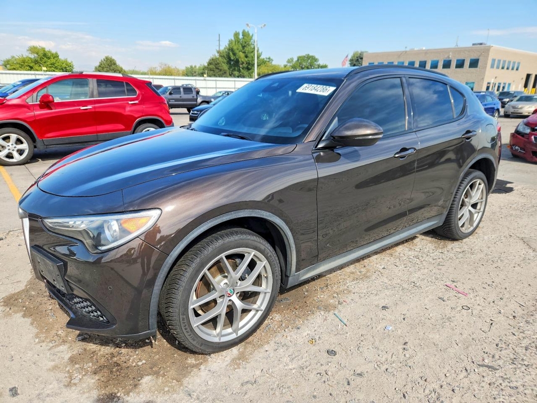 Vue de 2018 ALFA ROMEO STELVIO TI SPORT, angle 1