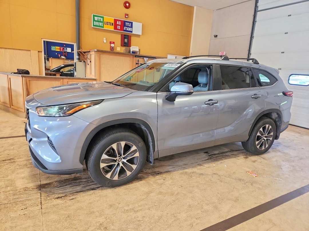Vue de 2024 TOYOTA HIGHLANDER XLE, angle 1