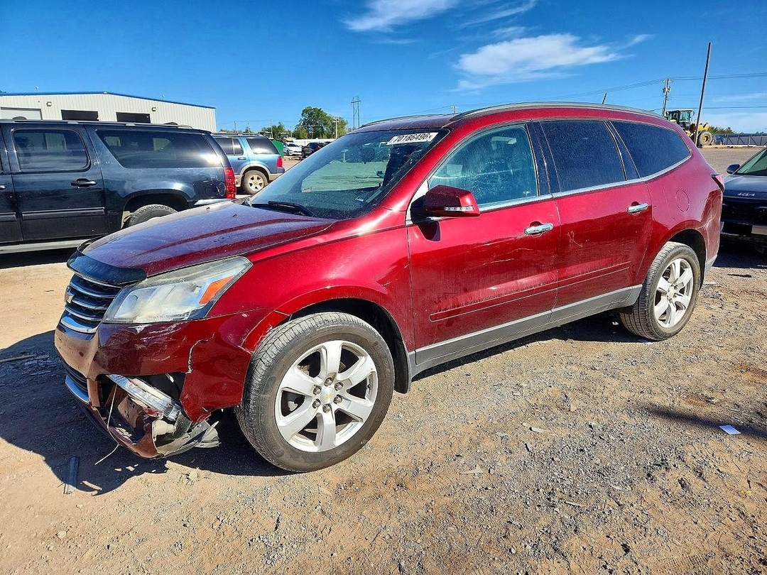 Вид 2017 CHEVROLET TRAVERSE LT, угол 1