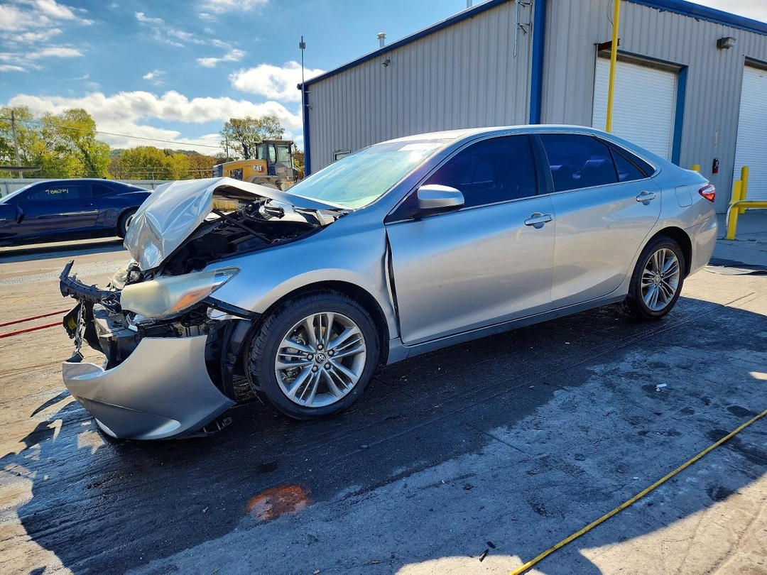 Vue de 2016 TOYOTA CAMRY SE, angle 1