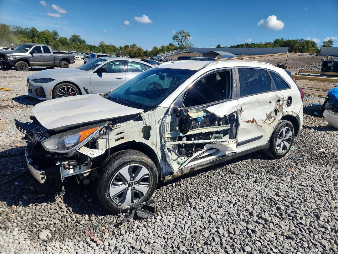 Vue de 2018 KIA NIRO LX, angle 1