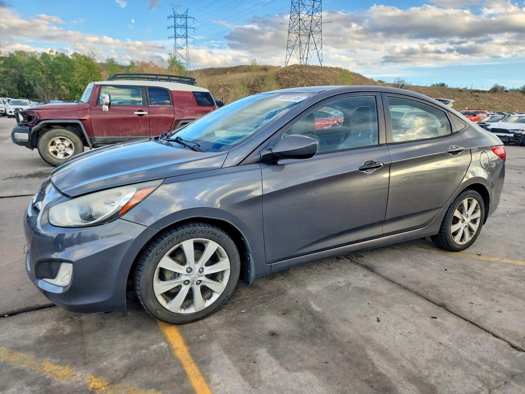 Vista de 2013 HYUNDAI ACCENT GLS, ángulo 1