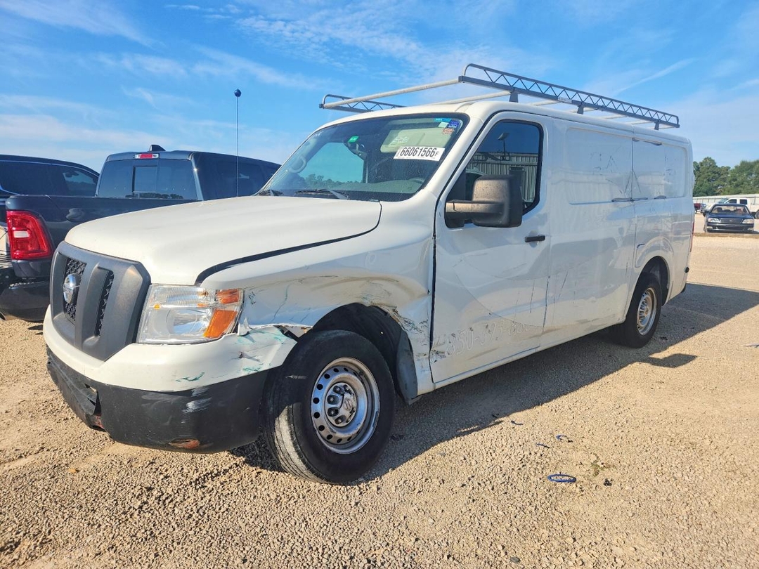 Вид 2016 NISSAN NV 1500 S, угол 1