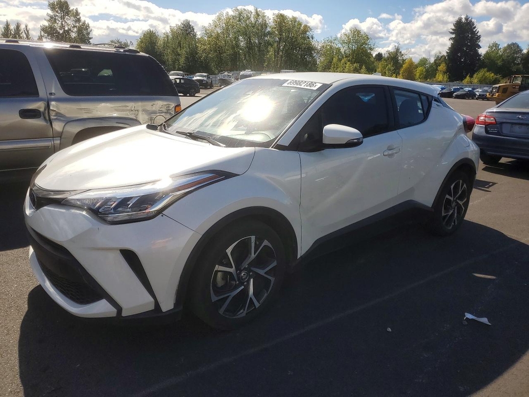 Vista de 2021 TOYOTA C-HR XLE, ángulo 1