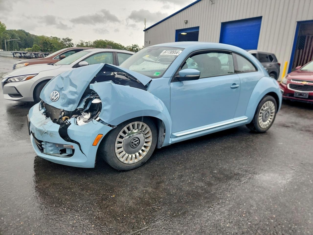 Vue de 2016 VOLKSWAGEN BEETLE SE, angle 1