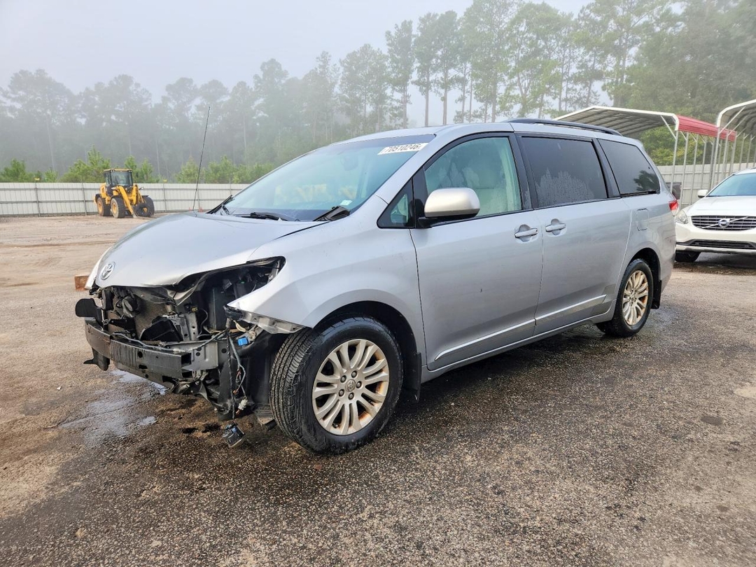 Vue de 2014 TOYOTA SIENNA XLE 8-PASSENGER, angle 1