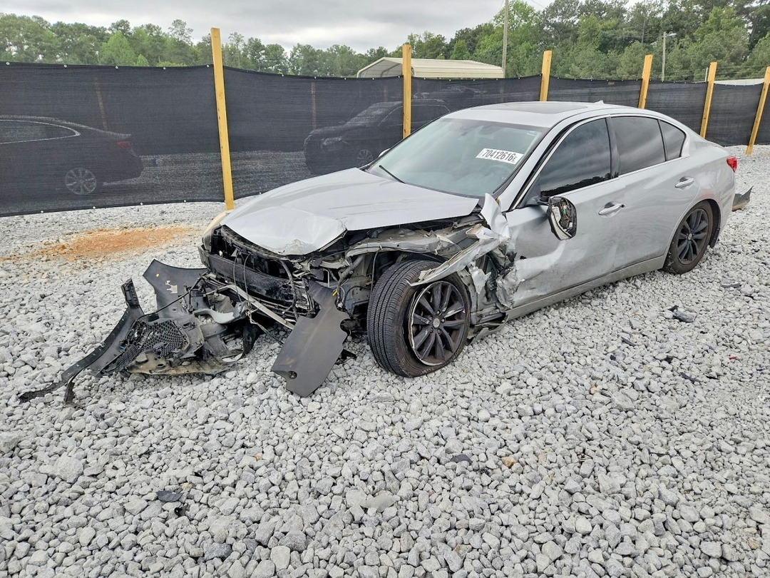 Vue de 2014 INFINITI Q50 PREMIUM, angle 1
