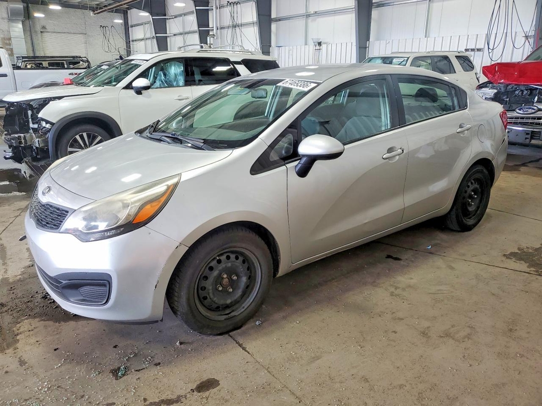 Vue de 2013 KIA RIO LX, angle 1