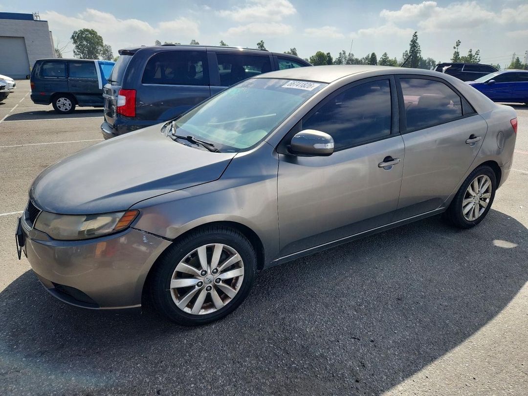 Vue de 2010 KIA FORTE EX, angle 1
