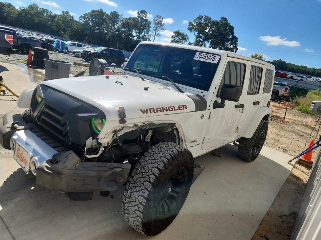 Вид 2015 JEEP WRANGLER UNLIMITED SAHARA, угол 1