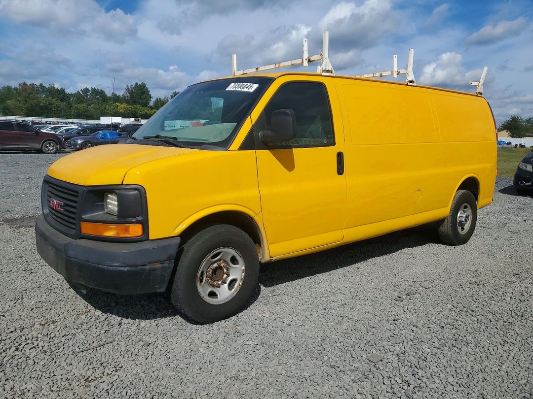 منظر 2010 GMC SAVANA G3500، زاوية 1
