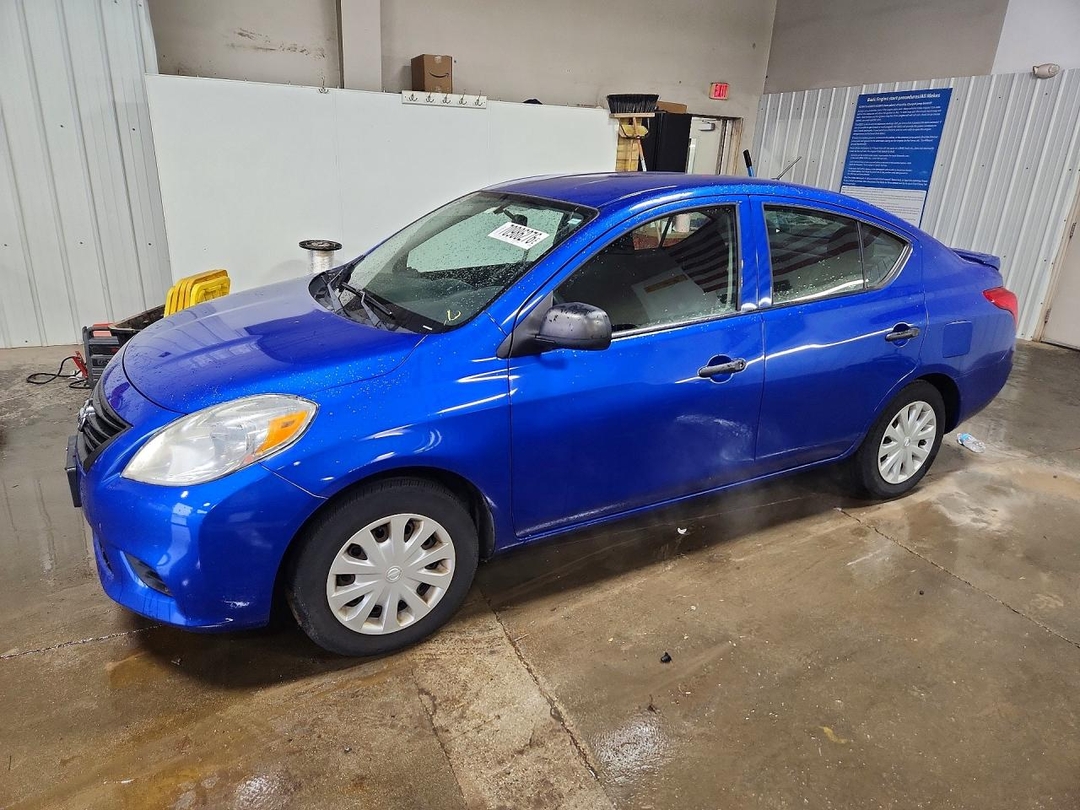 Вид 2014 NISSAN VERSA 1.6 S PLUS, угол 1