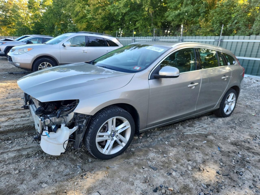 منظر 2015 VOLVO V60 PLATINUM، زاوية 1