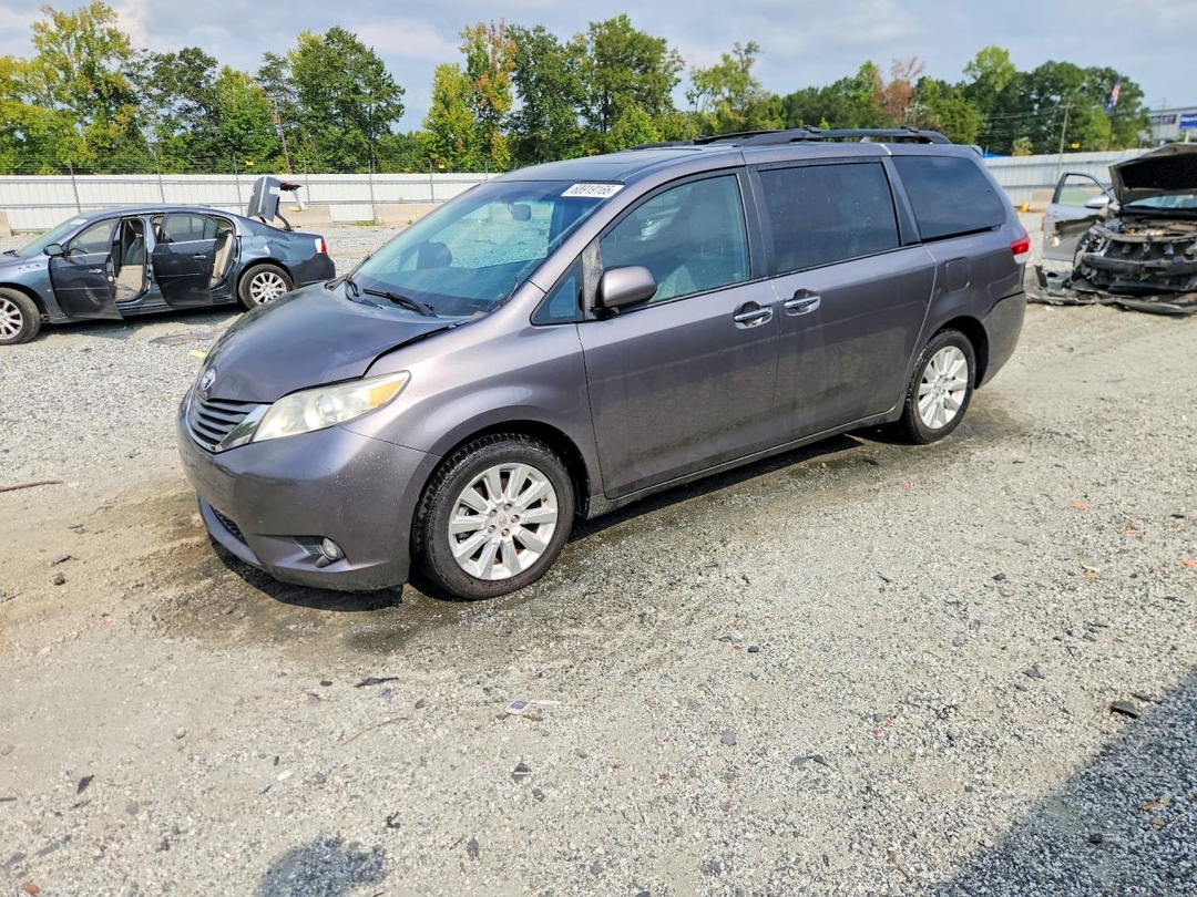 Vista de 2012 TOYOTA SIENNA XLE 7-PASSENGER, ángulo 1