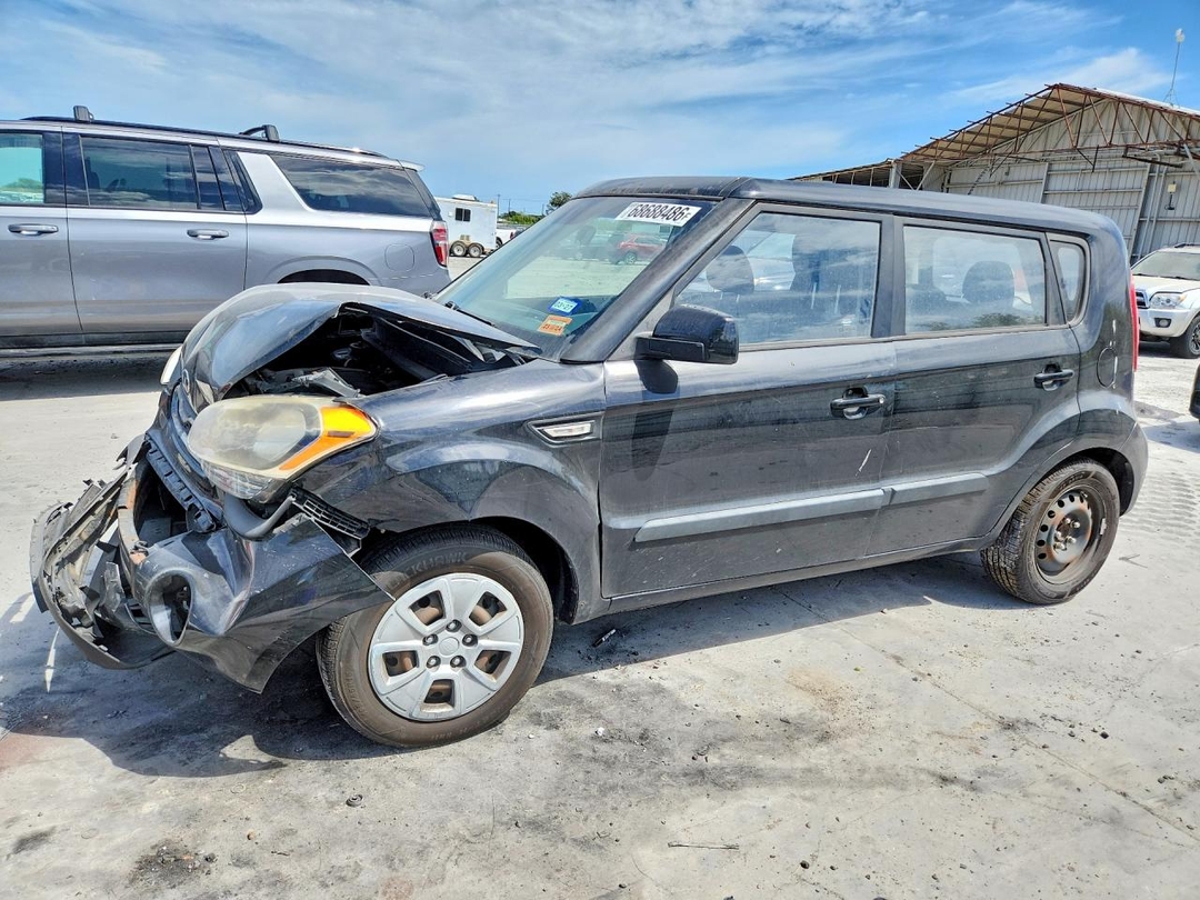 Vue de 2013 KIA SOUL BASE, angle 1