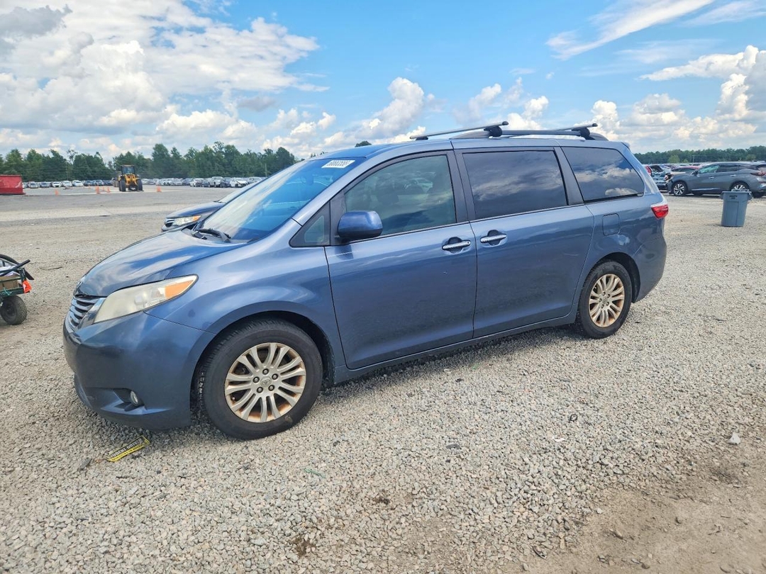 منظر 2017 TOYOTA SIENNA XLE 8-PASSENGER، زاوية 1