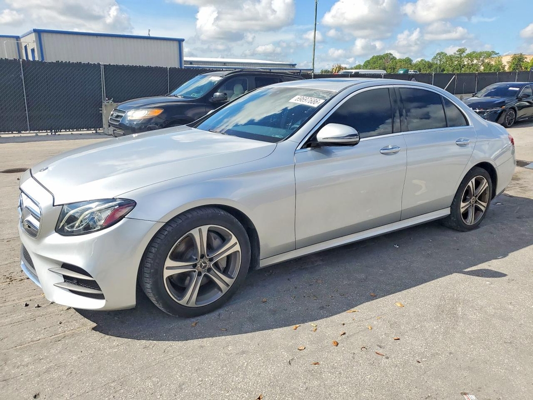Vista de 2020 MERCEDES-BENZ E 350, ángulo 1