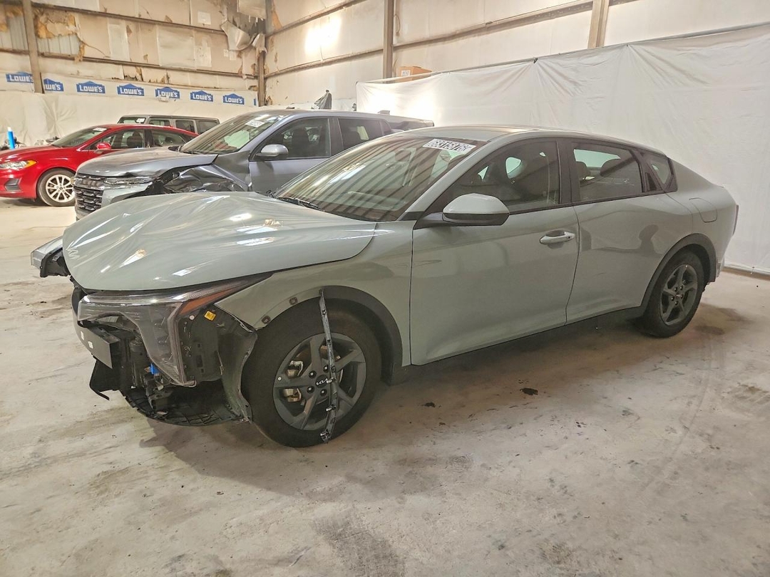 Vista de 2026 KIA K4 LXS, ángulo 1