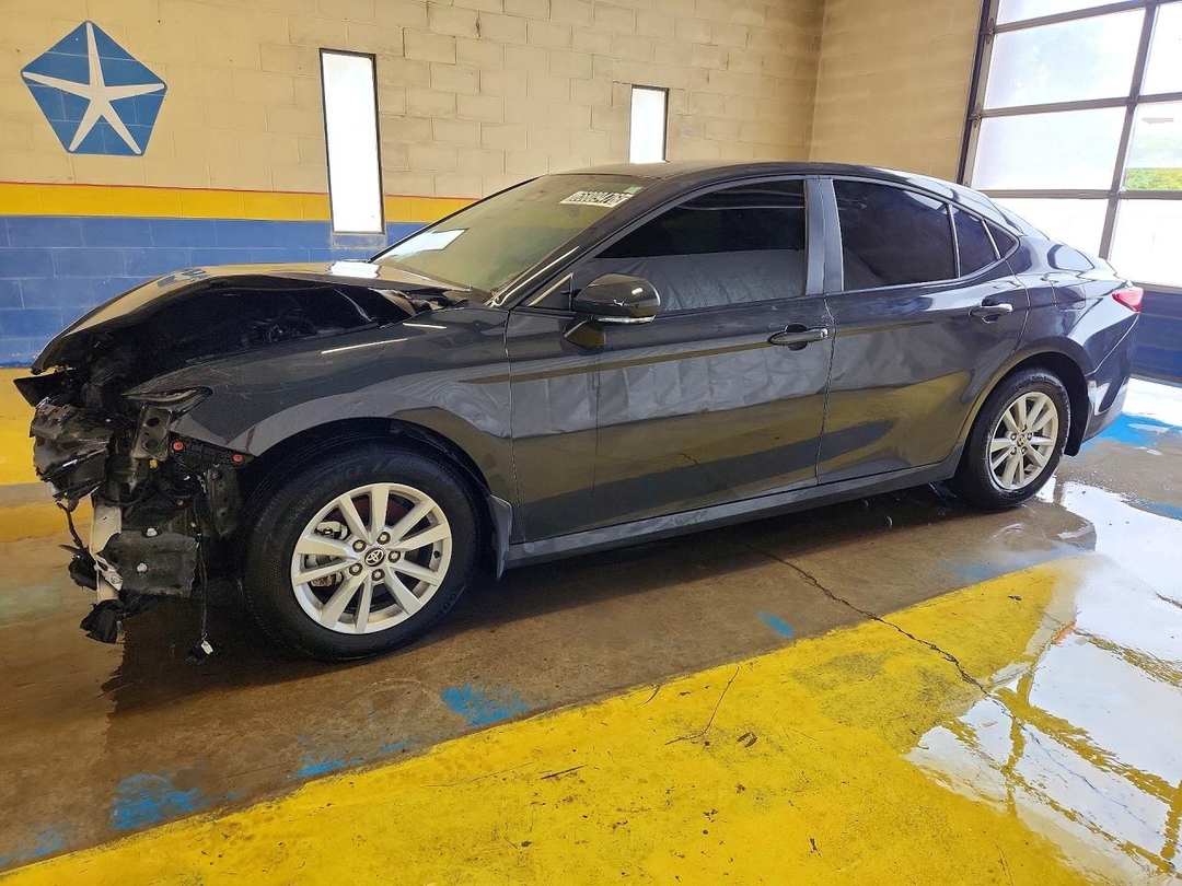 Вид 2026 TOYOTA CAMRY LE, угол 1