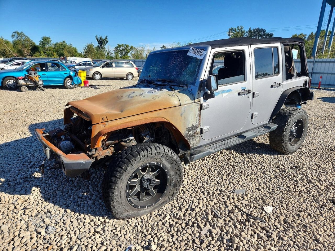 منظر 2014 JEEP WRANGLER UNLIMITED SAHARA، زاوية 1
