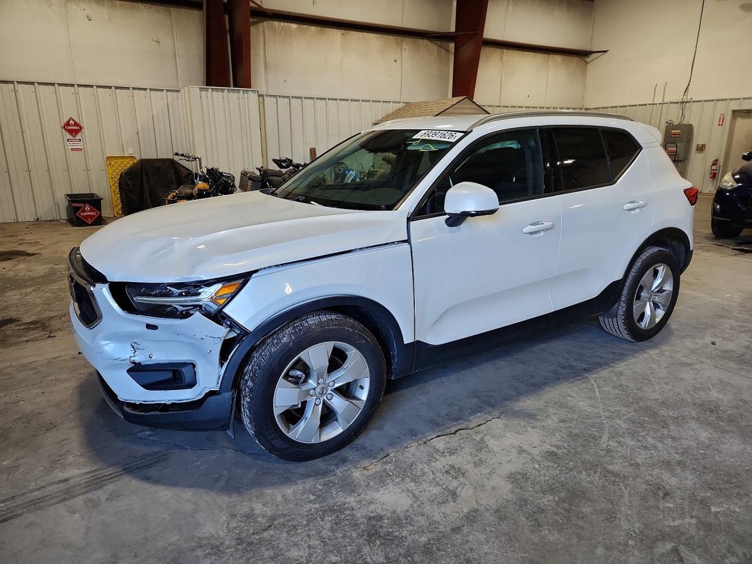 منظر 2021 VOLVO XC40 T4 MOMENTUM، زاوية 1