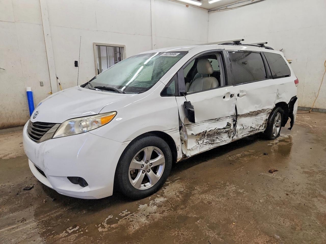 منظر 2012 TOYOTA SIENNA LE، زاوية 1