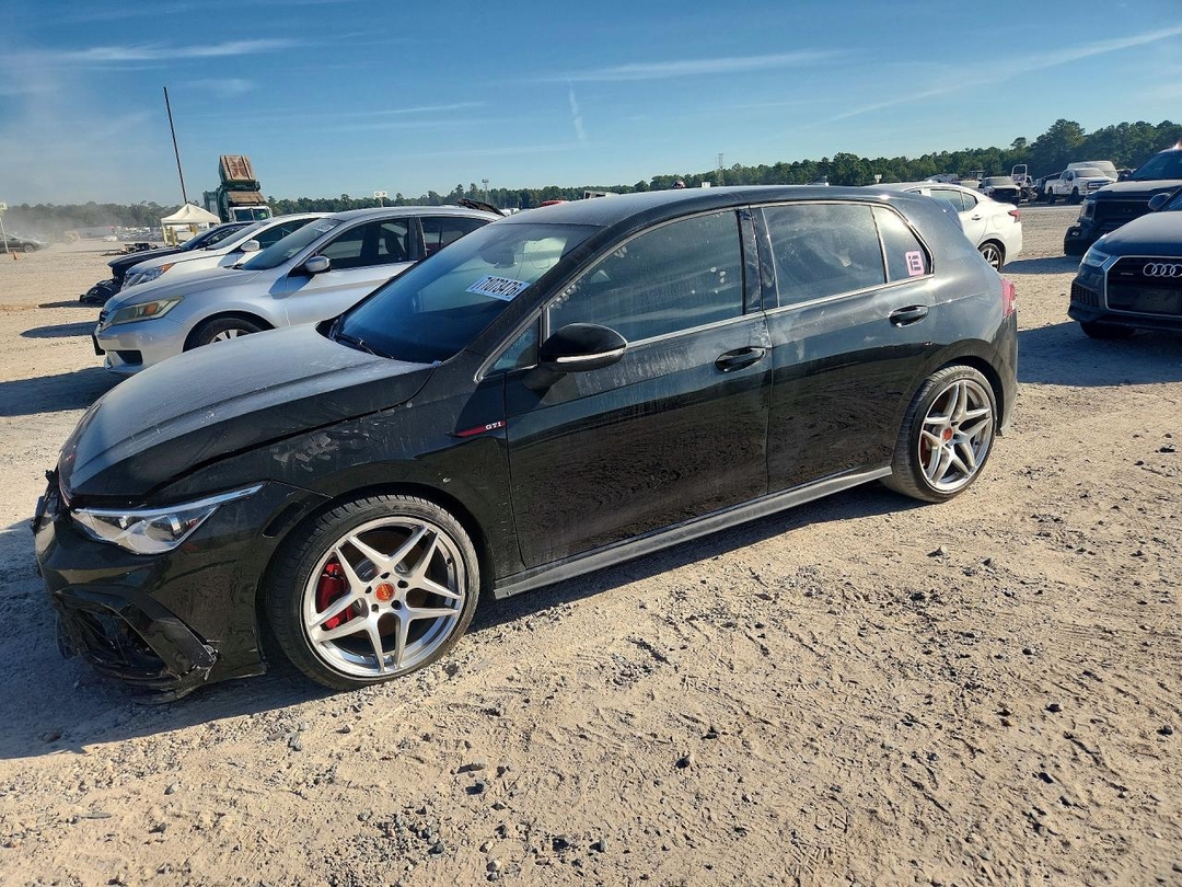 Vista de 2024 VOLKSWAGEN GTI S, ángulo 1
