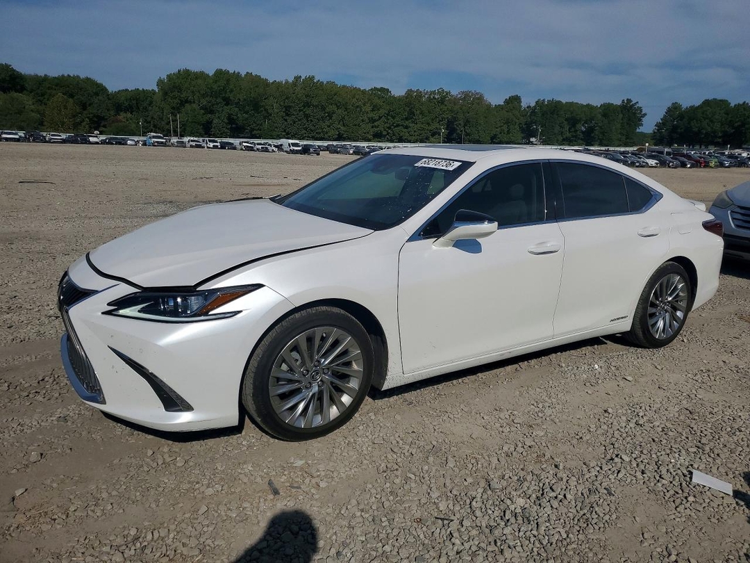 Vue de 2020 LEXUS ES, angle 1