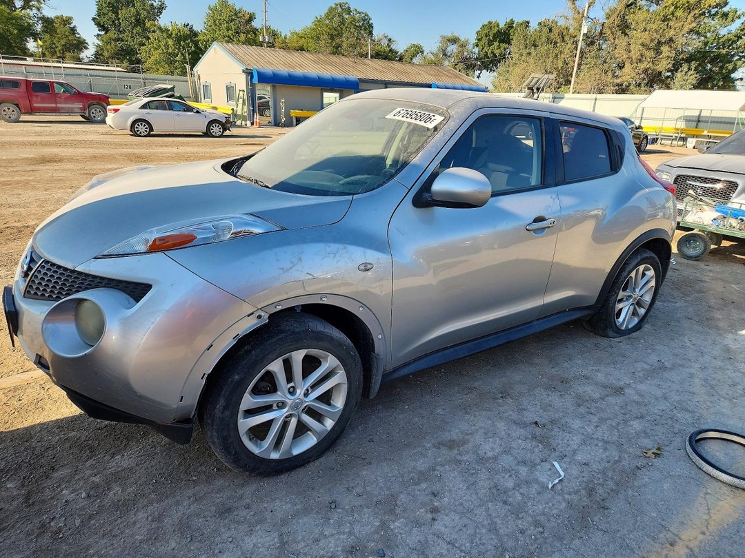 Vista de 2011 NISSAN JUKE S, ángulo 1