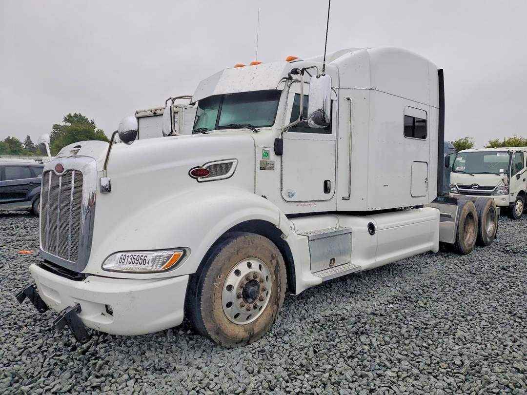 Vue de 2012 PETERBILT 386 SEMI TRUCK, angle 1
