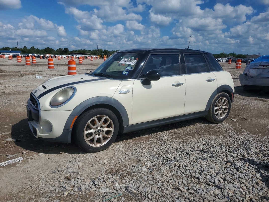 Vue de 2015 MINI COOPER S, angle 1