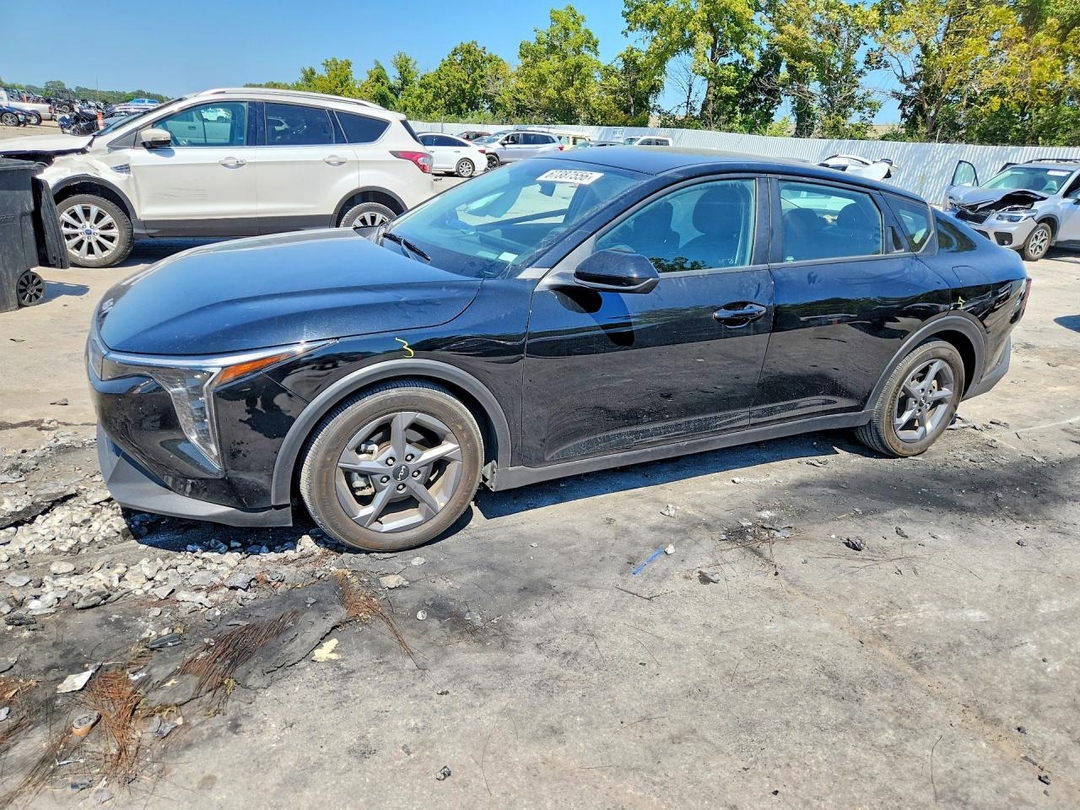 Vista de 2025 KIA K4 LXS, ángulo 1