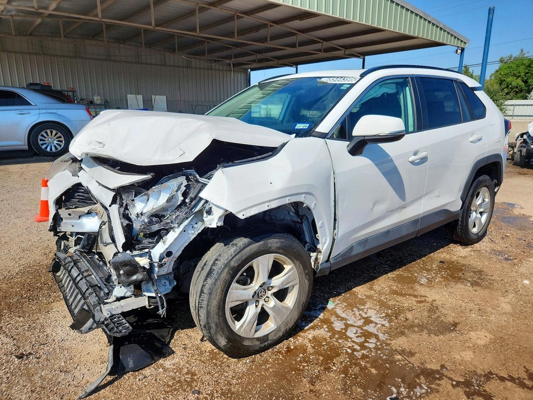 Vue de 2021 TOYOTA RAV4 XLE, angle 1