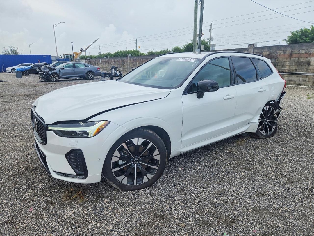 Vista de 2026 VOLVO XC60 PLUS, ángulo 1