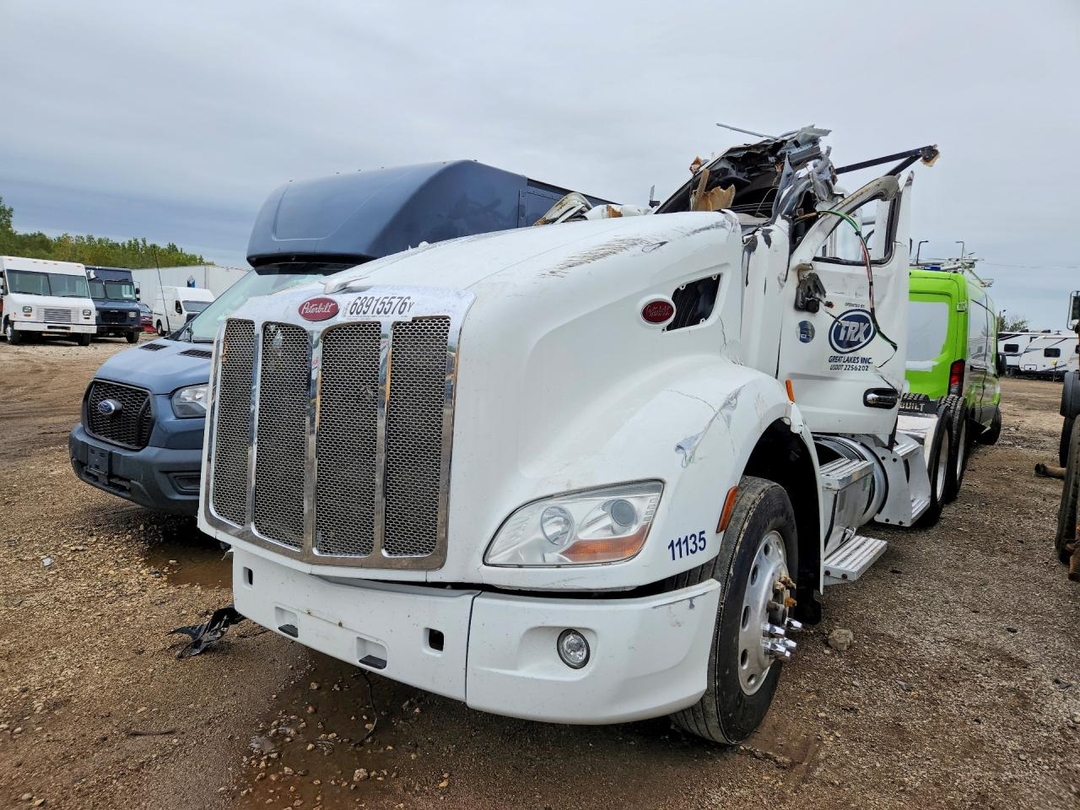 منظر 2016 PETERBILT 579 SEMI TRUCK، زاوية 1
